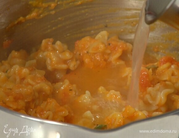 Запеченную тыкву с луком выложить в блендер, влить оставшееся оливковое масло, яблочный уксус и измельчить в пюре, затем переложить в сковороду с помидорами и чили, все перемешать, добавить к макаронам и еще раз перемешать. Если нужно, влить немного воды, в которой варились макароны.