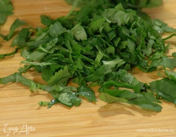 Кинзу мелко порубить.