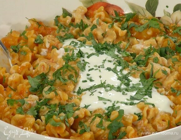 Пасту выложить в глубокое блюдо, добавить йогурт, все перемешать и посыпать измельченной кинзой.