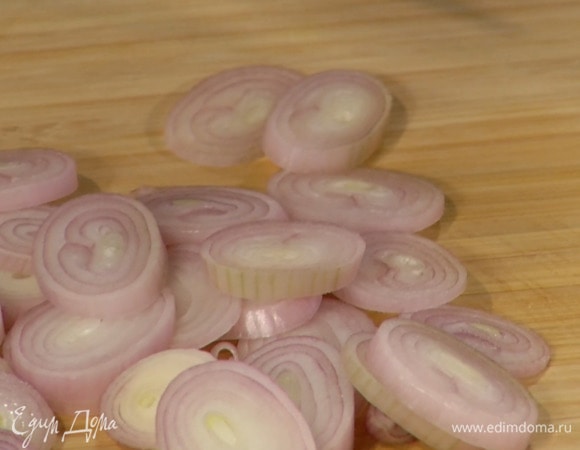 Шалот почистить и нарезать кольцами.