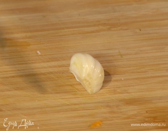 Чеснок почистить и порезать.