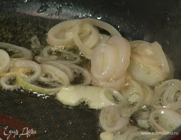 Разогреть в глубокой сковороде оливковое масло и на сильном огне обжарить лук и чеснок.