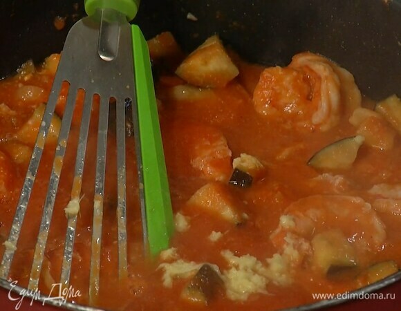 Имбирь почистить, натереть на мелкой терке и отправить к креветкам, всыпать куркуму, перемешать и на маленьком огне довести все почти до готовности.