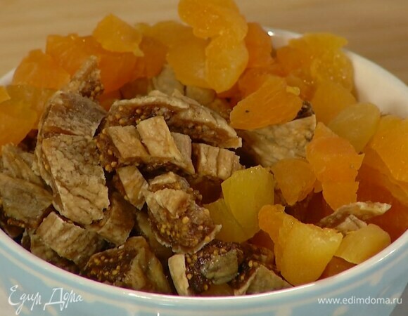 Инжир и курагу нарезать маленькими кубиками.