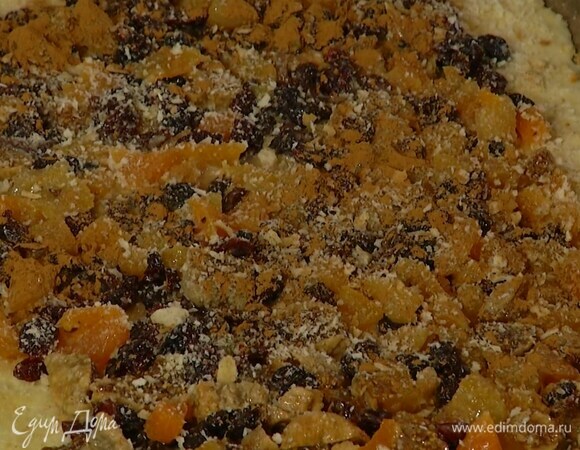 Тесто раскатать в тонкий пласт, выложить на выстеленный бумагой для выпечки противень, смазать растопленным сливочным маслом и посыпать половиной сухарей, сверху, немного отступая от краев, равномерно разложить крем с сухофруктами и посыпать все оставшимися сухарями и корицей.