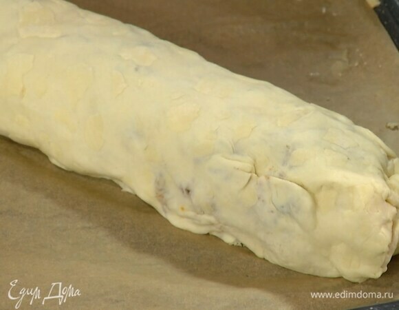 Свернуть тесто с начинкой в рулет по длинной стороне и скрепить края.