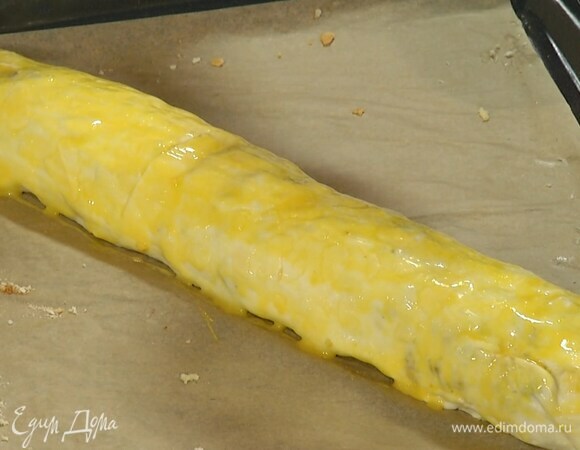 Оставшееся яйцо размешать со сливками и солью, смазать рулет со всех сторон.