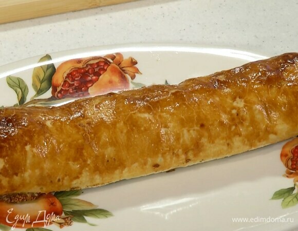 Выпекать штрудель в разогретой духовке 25–30 минут.