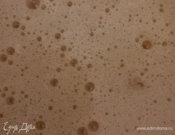 Взбиваем яйца с сахаром.