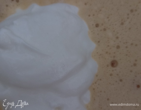 Добавляем сметану, ванилин и растительное масло.