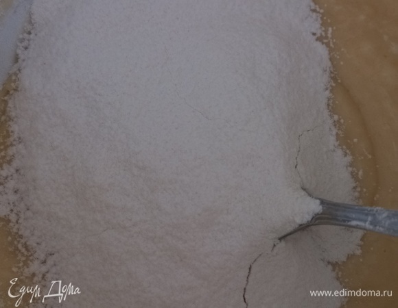 Вводим просеянную муку, добавляем разрыхлитель. Перемешиваем.