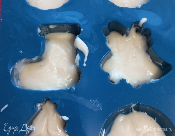 Смазываем силиконовые формочки сливочным маслом. Выкладываем тесто на 1/3 формы.