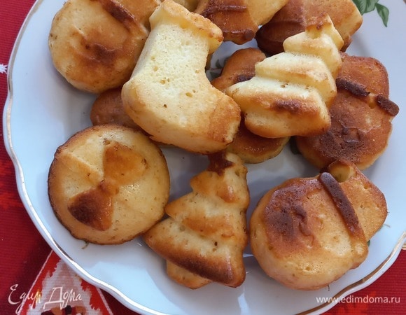 Ставим в духовку при 180°C. Время выпекания одной партии — примерно 25 минут. Если есть возможность, то можно сразу ставить выпекаться две формы. Приятного аппетита.