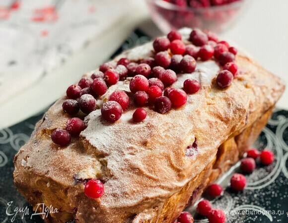 Сахарную пудру взбить с лимонным соком до однородности и покрыть глазурью остывший кекс. Украсить замороженной клюквой и посыпать сахарной пудрой.