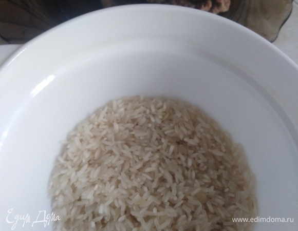 Из бульона достать мясо, всыпать промытый рис.