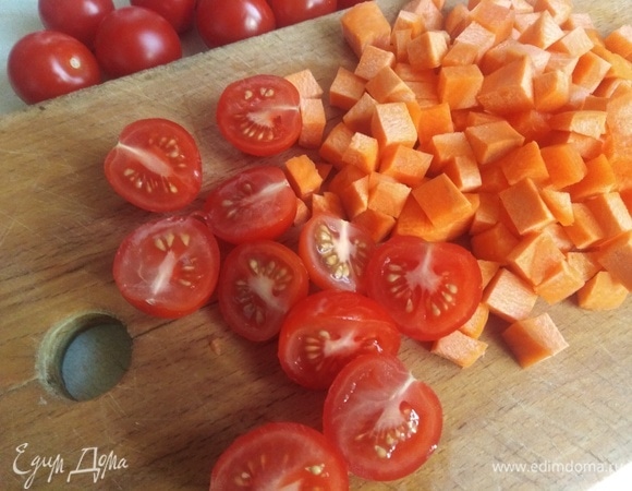 Нарезать морковь и помидоры. Добавить в кастрюлю.
