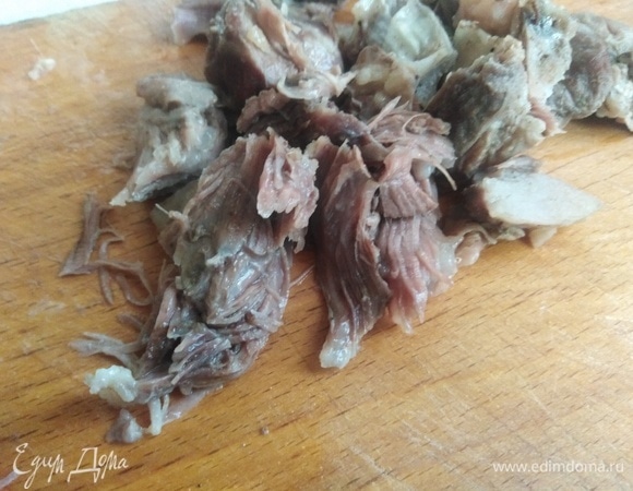 Мясо отделить от кости, соединить с бульоном.