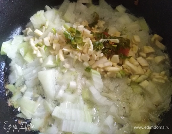 На растопленном жире обжарить лук, чеснок и острый перец. Добавить в бульон. Варить до готовности риса.