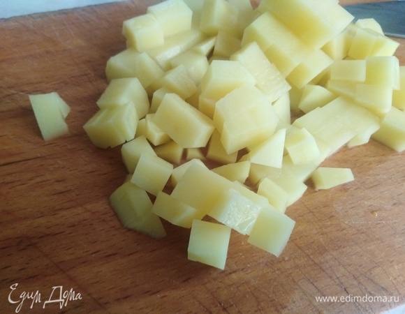 Нарезать картофель. Добавить в суп.