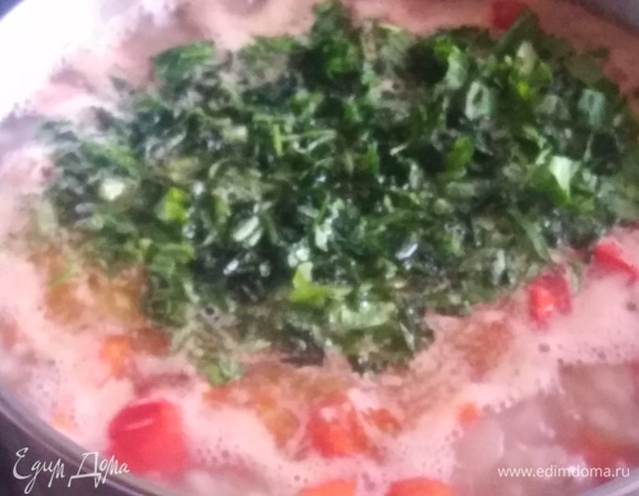 Всыпать зелень петрушки и укропа. Варить до готовности картошки.