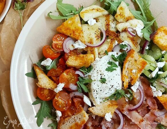 Украсьте гренками и рассольным сыром. В центр поместите пашот, по желанию добавьте красный сладкий лук или перья зеленого. Приятного аппетита!