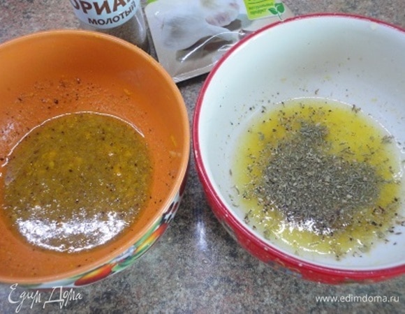 Для каждого из маринадов снять цедру с цитрусовых и выжать сок. Добавить остальные ингредиенты. Мякоть бедер и голеней отделить от кости и погрузить в маринад на 30 минут.