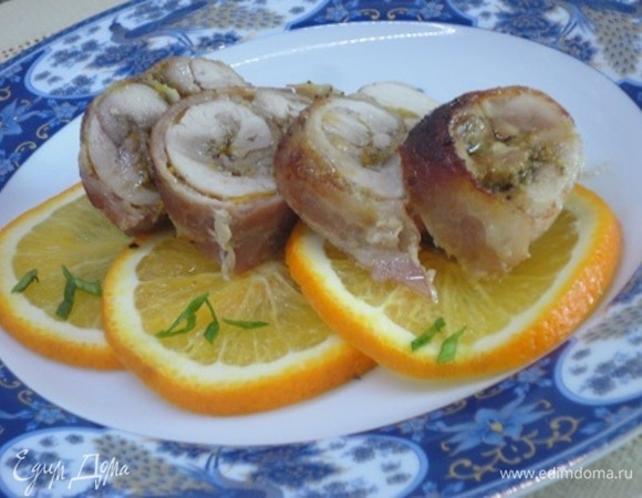 Запекать 35–40 минут, периодически поливая рулетики выделившимся соком.