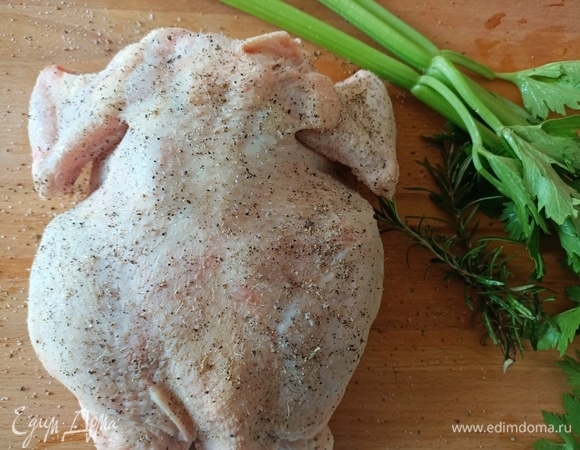 Курицу посолить, поперчить. Внутрь уложить чеснок и веточку розмарина.