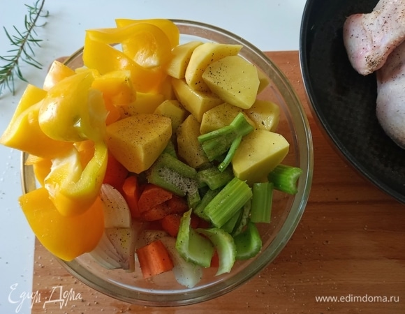 Крупно нарезать картофель, сельдерей, морковь, лук и перец. Посолить, поперчить, полить оливковым маслом и перемешать.