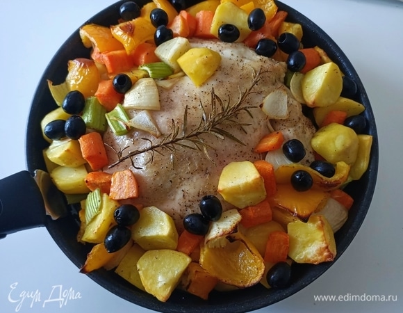 Запекать 40 минут. Затем добавить оливки, белое вино и готовить еще 30–40 минут.