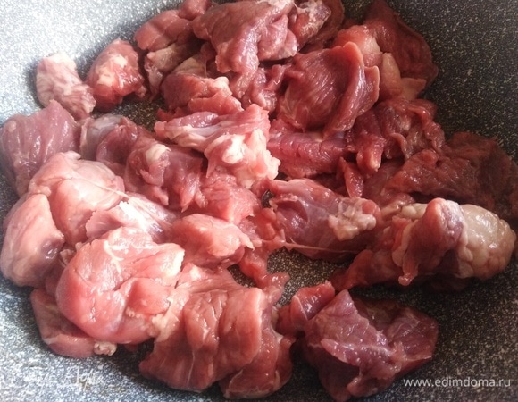 Нарезанную на куски телятину выложить в сковороду с 0,5 ст. л. растопленного смальца.