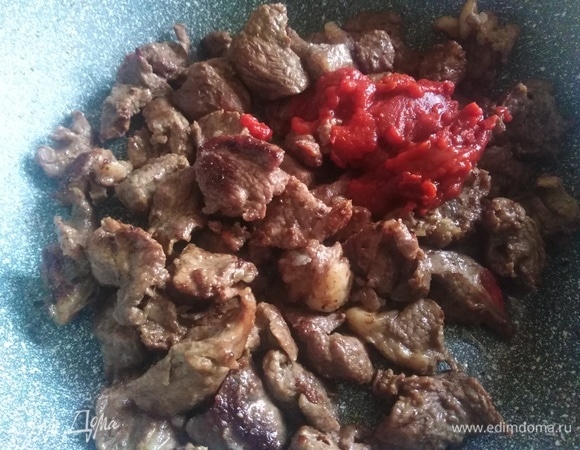 Обжарить до испарения жидкости. Посолить, добавить томатную пасту.