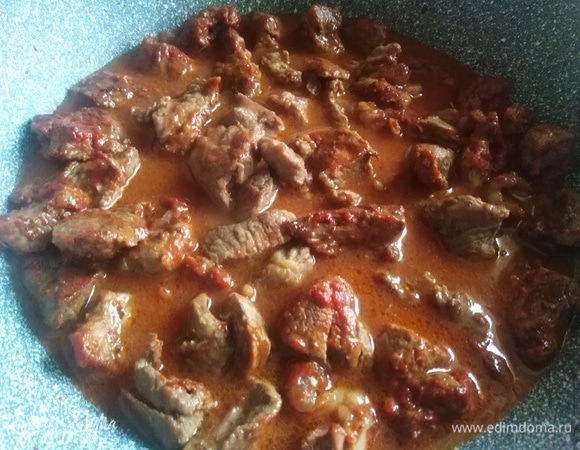 Перемешать, немного обжарить. Влить стакан воды, тушить под крышкой до полуготовности.