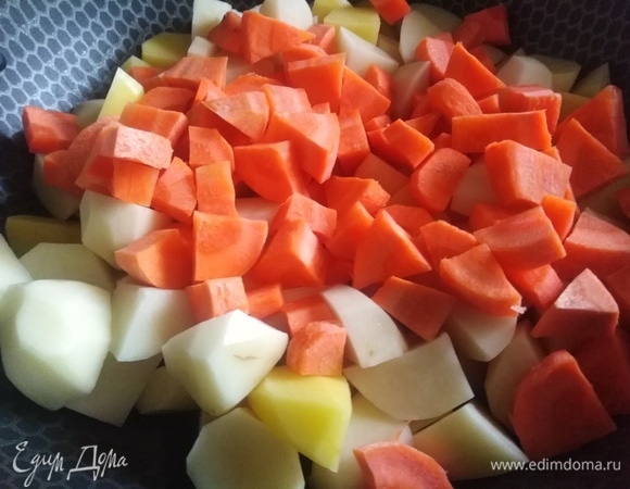 Картофель и морковь очистить, нарезать. Обжарить на оставшемся смальце в другой сковороде.