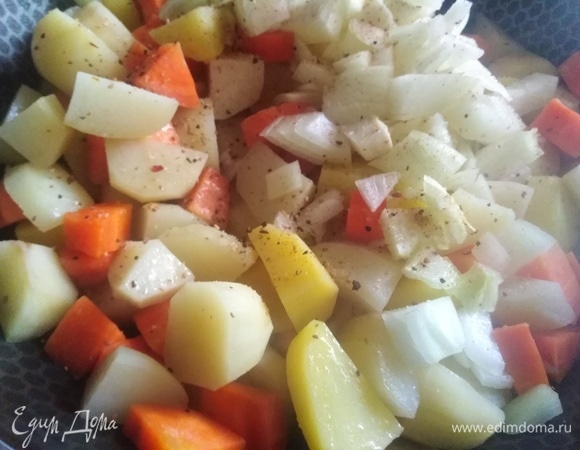 Добавить перец и репчатый лук. Жарить до полуготовности. Посолить.