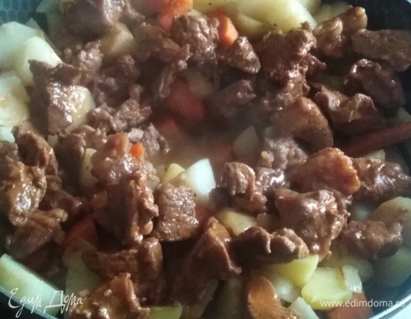 Соединить мясо и картофель. Влить 2 стакана воды. Тушить на умеренном огне в течение 1 часа. По желанию добавить зелень.