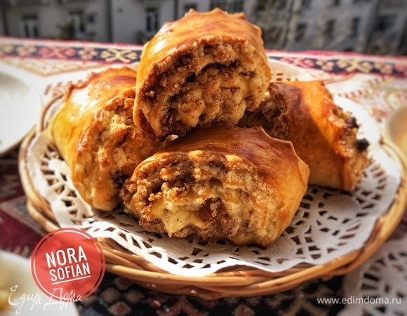 Готовое печенье аккуратно перенести на решетку и дать ему полностью остыть.