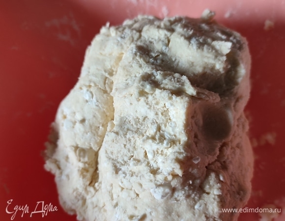 Замороженное сливочное масло натереть на крупной терке и быстро смешать с мукой. Добавить щепотку соли и творог. Быстро замесить тесто. Если оно не собирается в комок, можно добавить 1–2 ст. ложки ледяной воды. Мне это не понадобилось.