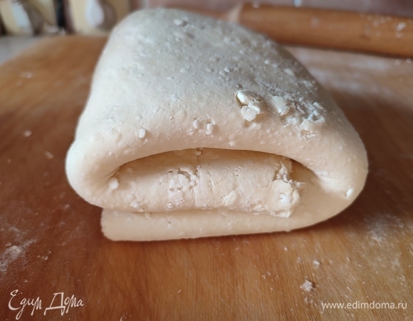 Раскатать тесто в пласт толщиной в 1 см, сложить конвертом. Обернуть пленкой и убрать в холодильник на 1 час. После этого можно будет уже выпекать, но, если сделать эту процедуру несколько раз, печенье будет более слоистым. Я 4 раза раскатывала тесто, складывала конвертом и убирала в холодильник.