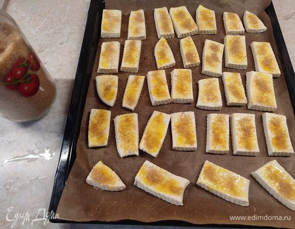 Готовое тесто раскатать в пласт толщиной 1 см и нарезать на заготовки произвольной формы. Смазать желтком и посыпать сахаром. Выпекать при 200°C 40 минут.