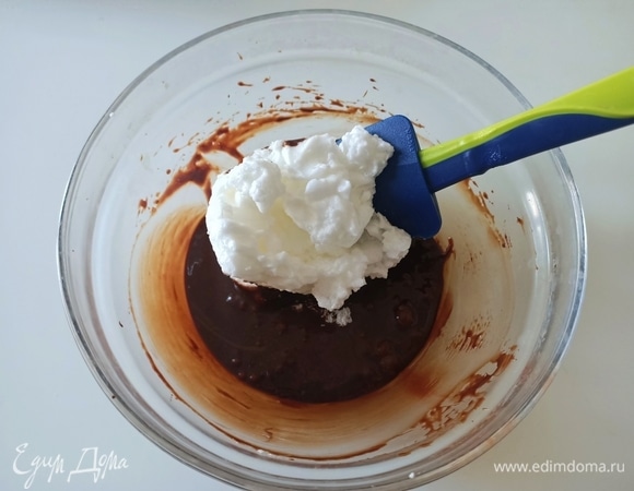 Растапливаем горький шоколад (50 г). Отделяем желтки от белков (используем 2 яйца). Белки взбиваем до твердых пиков. Отдельно слегка взбиваем желтки, добавляем растопленный шоколад и перемешиваем. Затем небольшими порциями добавляем белок и аккуратно с помощью силиконовой лопатки соединяем его с шоколадом.