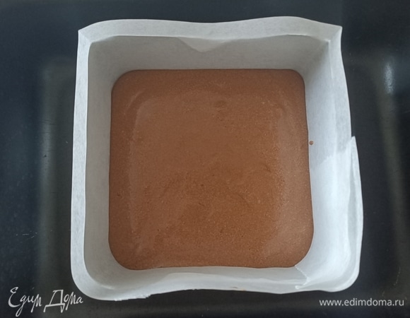 Квадратную форму (у меня 12×12) застилаем пергаментной бумагой. Выкладываем тесто и отправляем в предварительно разогретую до 170°C духовку на 10 минут. Далее уменьшаем температуру до 160°С и выпекаем еще 10 минут. Затем выключаем духовку, приоткрываем дверцу и оставляем там выпечку еще на 10 минут.