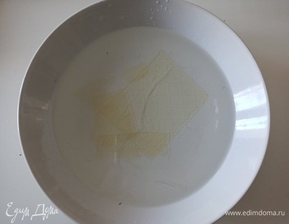 Желатин замачиваем в холодной воде.