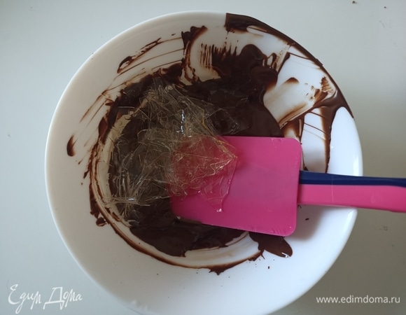 Для приготовления шоколадного мусса растапливаем шоколад (50 г) на водяной бане. Замоченный желатин отжимаем, добавляем к шоколаду и перемешиваем до полного растворения желатина.