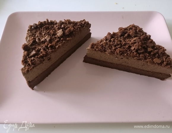 Аккуратно достаем пирожное из формы, разрезаем его на две или четыре части, украшаем и подаем. Приятного аппетита!