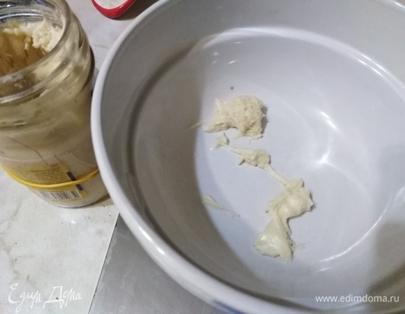 В посуде отмерить закваску.