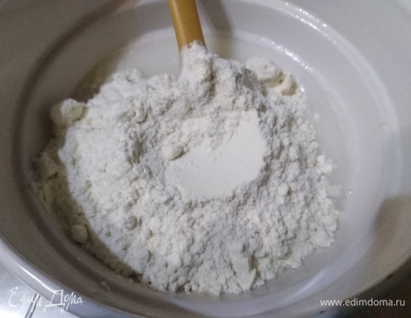 Всыпать муку.