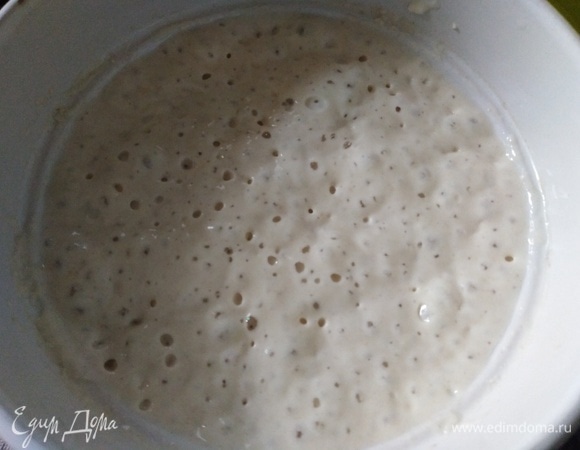 Оставить опару на 10–12 часов при комнатной температуре.