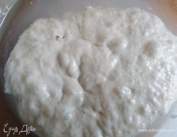 Готовим тесто. Для этого опару соединяем с водой.