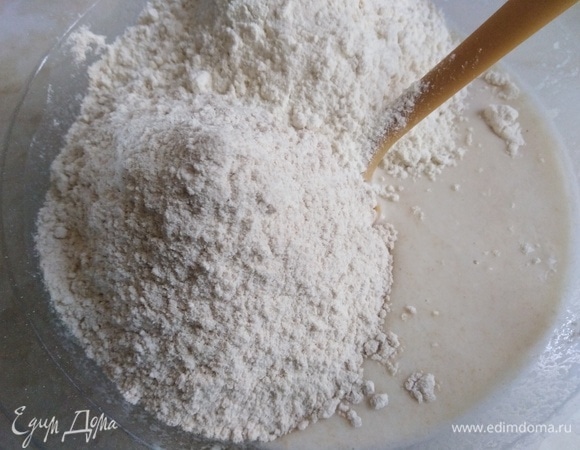 Хорошо перемешиваем, всыпаем муку.